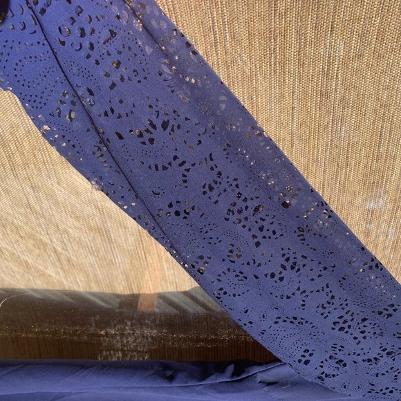 Scalloped Sleeved Flowy Top - Picture 3 of 3